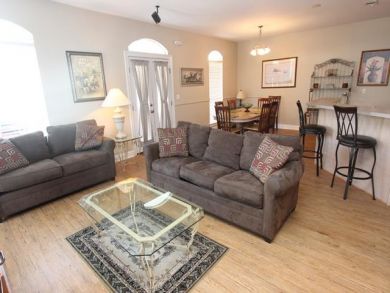 Cozy Three Bedroom 1 block to beach and Pool